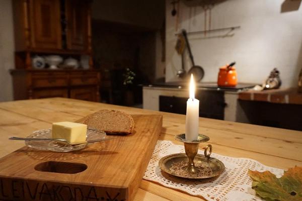 Bäckerei im Mühlenmuseum von Hellenurme, auf dem Tisch frisches Brot und Butter