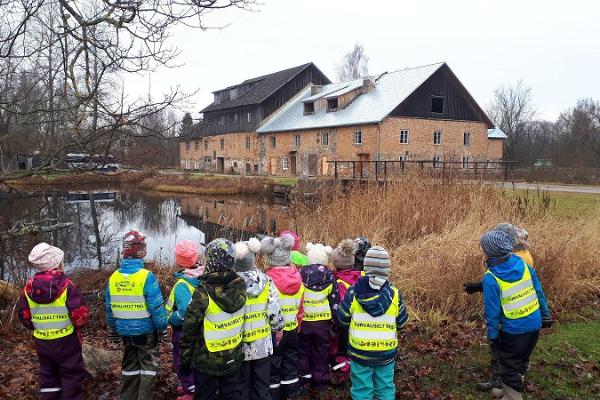 Mühlenmuseum von Hellenurme; Kinder nehmen am Lehrprogramm teil