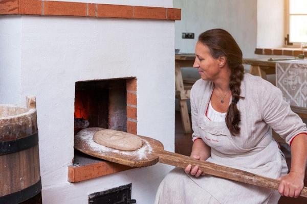 Hellenurme Vattenkvarns program "Från vatten till bröd, hur man gör mjöl i kvarnen och bakar bröd i brödkammaren"