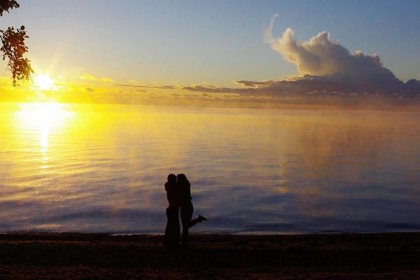 Ranna Puhkebaas (Strandens Semestercentrum) - stunder som man skall ta med sig / ett par på stranden av Peipussjön och solnedgång