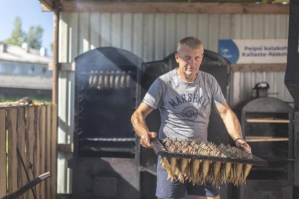 Tirgotava "Peipsi kalapunkt", dūmu krāsns, zivju kūpināšana, svaigas Peipusa zivis