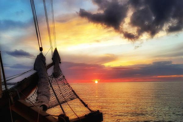 Kreuzfahrten und Konzerte bei Sonnenuntergang auf See auf dem Segelschiff Hoppet