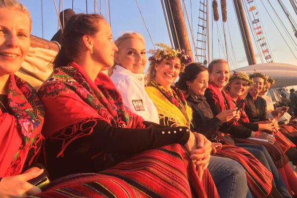 Sunset cruises and concerts at sea on the sailing ship Hoppet