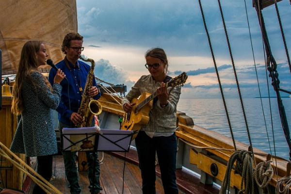 Kruīzi saulrietā un koncerti jūrā ar burinieku Hoppet
