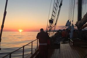 Päikeseloojangu kruiisid ja kontsertid merel purjelaeval Hoppet