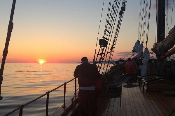Kreuzfahrten und Konzerte bei Sonnenuntergang auf See auf dem Segelschiff Hoppet