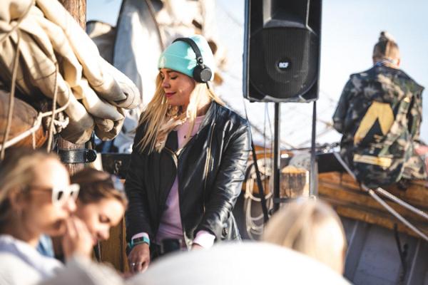 Sunset cruises and concerts at sea on the sailing ship Hoppet