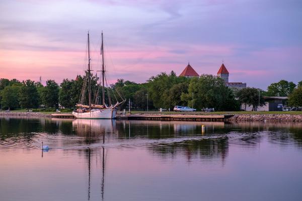 Kreuzfahrten und Konzerte bei Sonnenuntergang auf See auf dem Segelschiff Hoppet