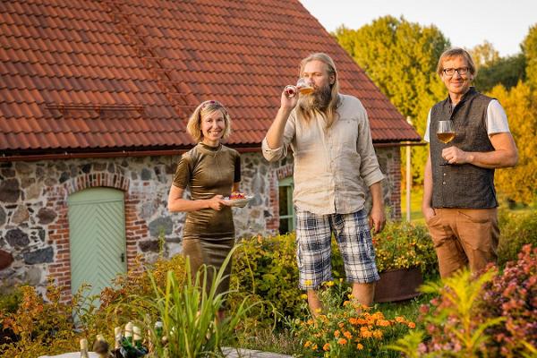 Verkostung von Craft-Weinen und Kräutertees auf dem Gutshof Aru 