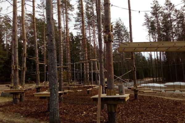 Niedriger Abenteuerpark in Kõrvemaa