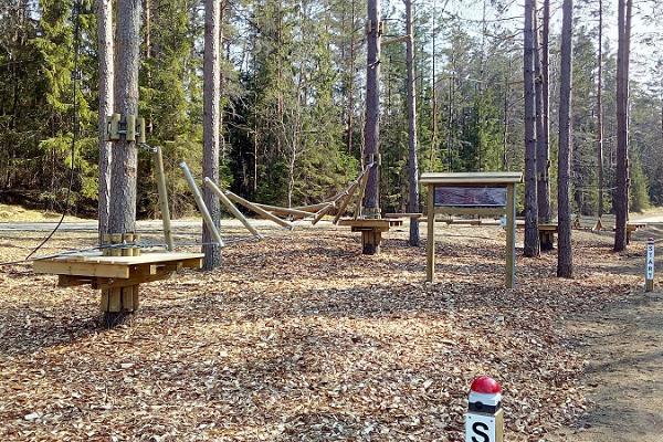 Niedriger Abenteuerpark in Kõrvemaa