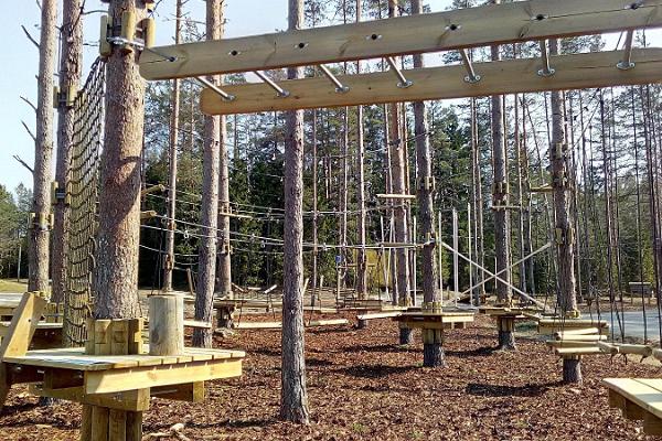 Niedriger Abenteuerpark in Kõrvemaa