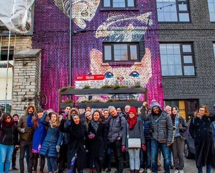 Ar ielas mākslas tematiku saistīta ekskursija-pastaiga gida pavadībā Karlovas pilsētas daļā