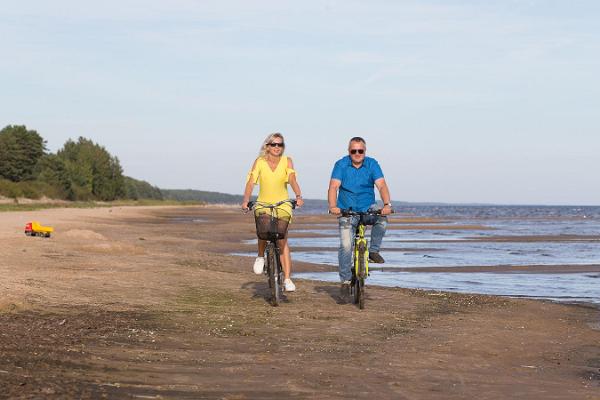 Kauksi rannas paar sõitmas jalgratastega