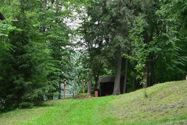 Hiking trail around Lake Kavadi