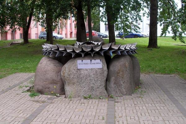 Stalinismin uhrien muistomerkki "Rukkilill"