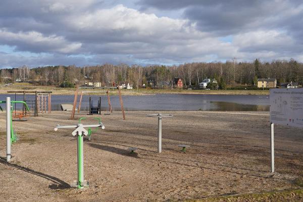 Силовой городок на пляже у озера Пылва