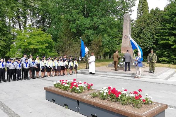 Парк с памятниками в городе Ряпина