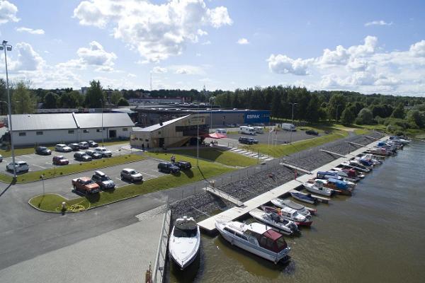 Wohnmobilpark im Karlova Hafen in Tartu, am Fluss Emajõgi, vom Stadtzentrum nur einen kurzen Spaziergang entfernt