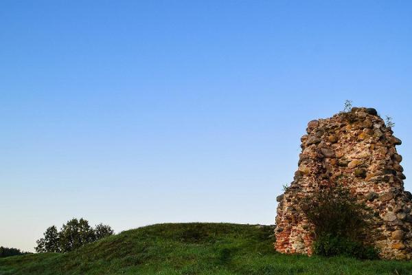 Die Ruinen der Burg von Kirumpää