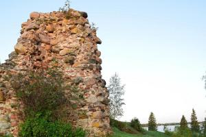 Die Ruinen der Burg von Kirumpää