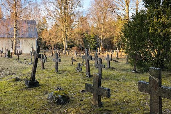 Die Kapelle und der Friedhof Rooslepa