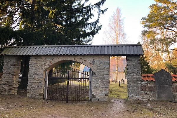 Die Kapelle und der Friedhof Rooslepa