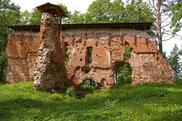 Ruinen der Vasallenburg von Róngu