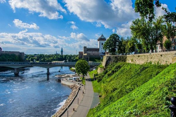 Narva Jõepromenaad vaatega Narva Linnusele