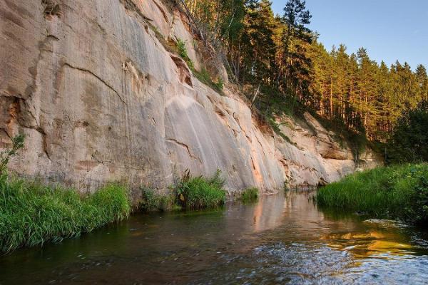 Die Härma-Mauern im Urstromtal des Flusses Piusa