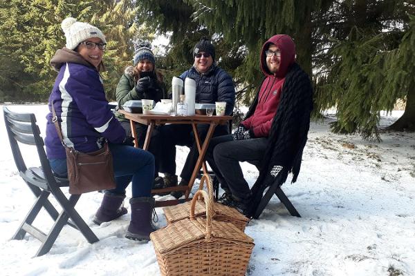 Beobachtung des Wasserfalls von Jägala zusammen mit einem Picknick