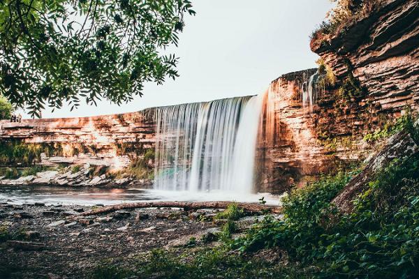 Beobachtung des Wasserfalls von Jägala zusammen mit einem Picknick