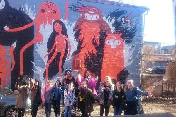 Spaziergang mit Führer zum Thema Straßenkunst im Tartuer Stadtteil Karlova