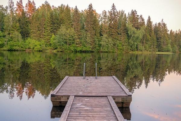 Wanderweg und Zeltplatz des Forstamtes RMK am Rae-See