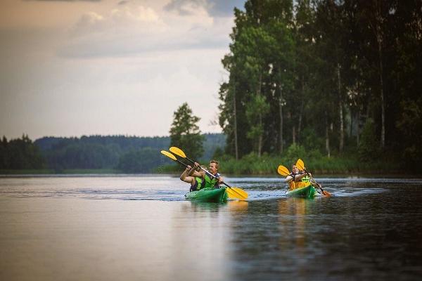 Paddelbootwanderungen auf dem See Pühajärv