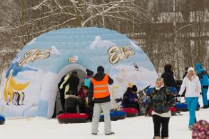 Schneepark Tartu, Menschen und ein Eskimo-Zelt