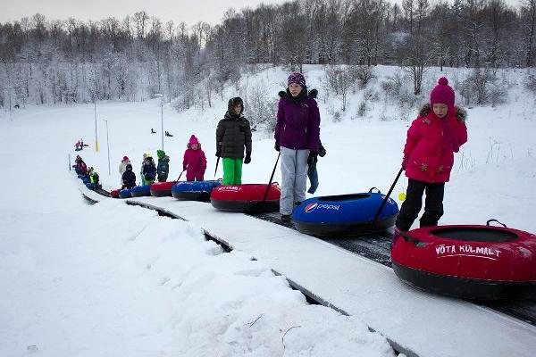 Tartu Lumepark, tuubidega rõõmsad inimesed