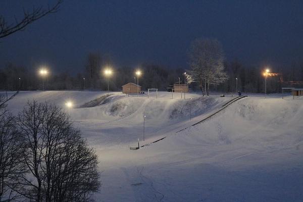 Die verschneiten Hänge des Schneeparks Tartu in der Dämmerung