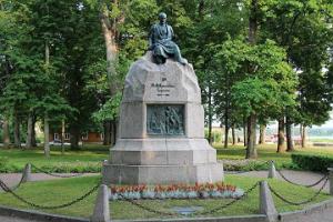Памятник Фр.Р.Крейцвальду и парк на берегу озера Тамула
