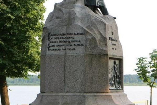 Fr. R. Kreutzwaldin patsas ja puisto Tamula-järven rannalla