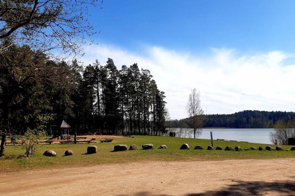 Pikksaare Wanderpfad und Lagerfeuerplatz Pangodi