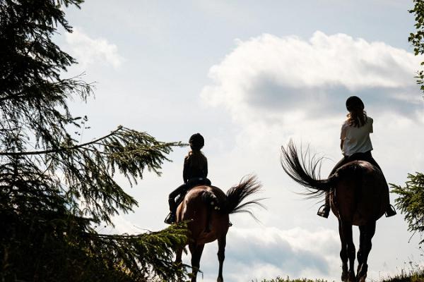 Truuta puhkemaja hobustel ratsutavad lapsed