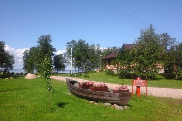 Loma-asunto Kiviranna Apartment, ulkonäkymä kesäisessä vehreydessä