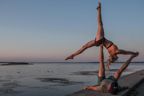 Akro-Yoga Workshops für Beförderung der Teamarbeit und für Abenteuererlebnisse