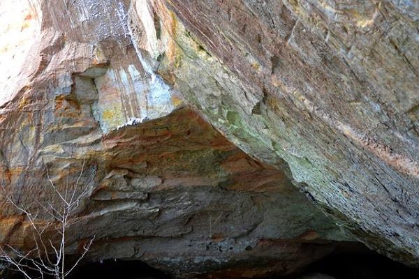 Mauern der Sõjatare- Höhle und die Uku-Höhle