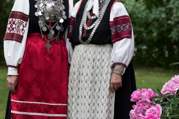 Seto-Kultur-Workshop "Seto rõivile panek" ("Anziehen vom Seto-Gewand")