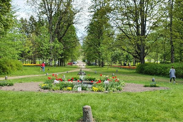 Tuplanfält i parken på Kirna herrgård