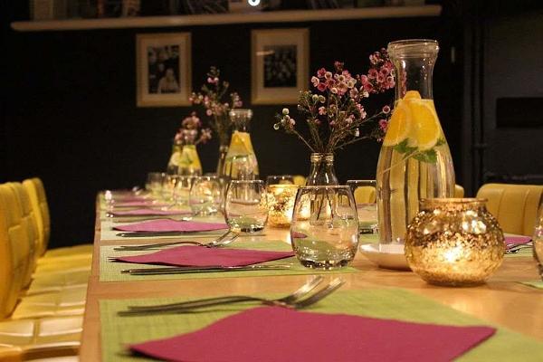 Restaurang Spargel och ett dykat bord som väntar på gäster