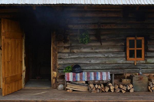 Rökbastun i gården Päivora