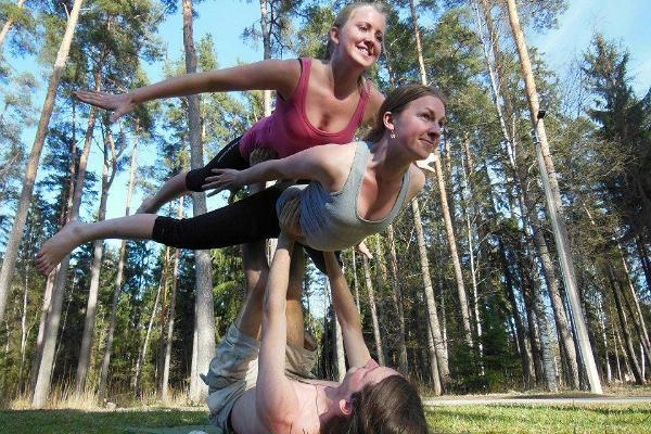 Akro-Yoga Workshops für Beförderung der Teamarbeit und für Abenteuererlebnisse